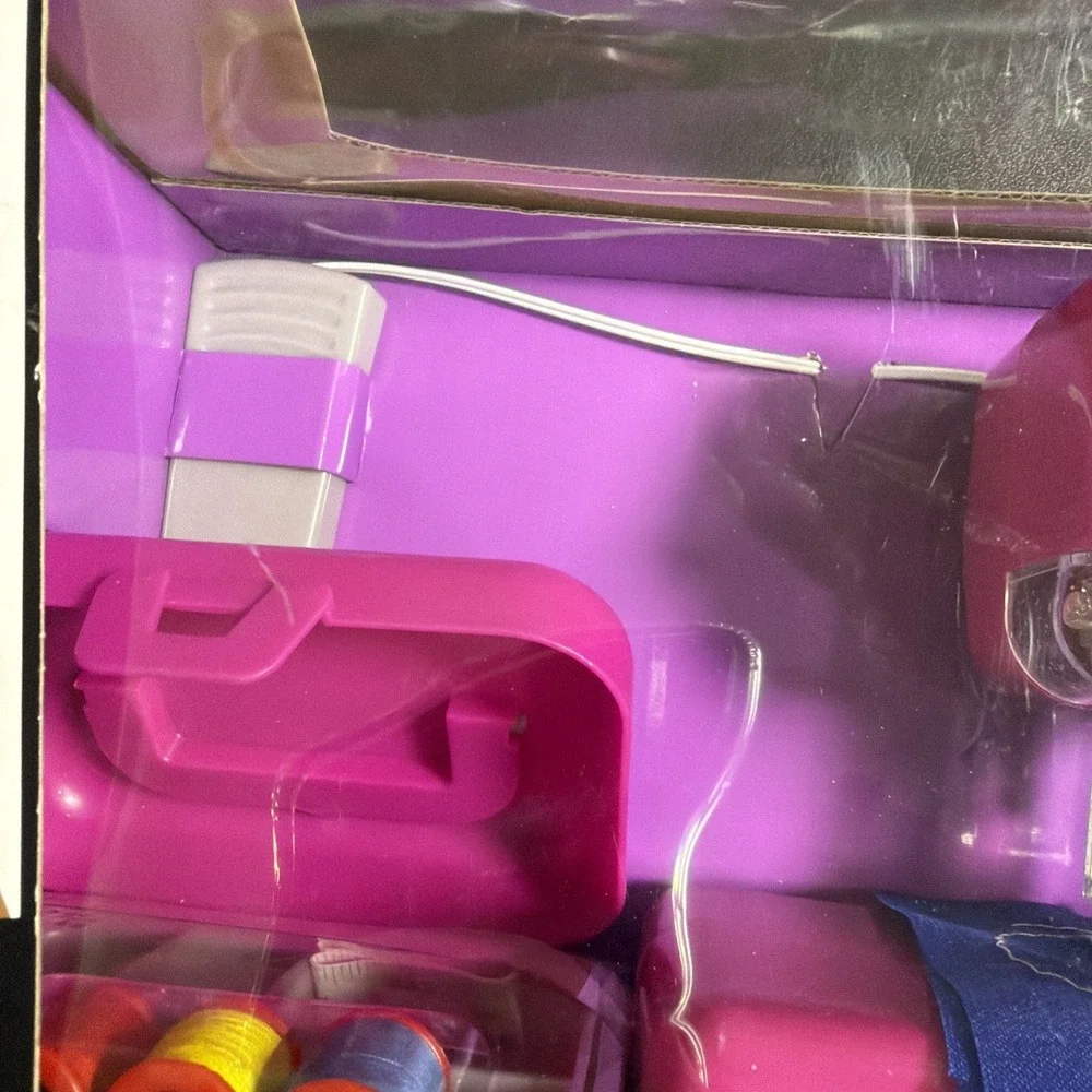 Totally Me! Toy Singer Sewing Machine & Case Toys R Us T2202 New (box damage) 6+